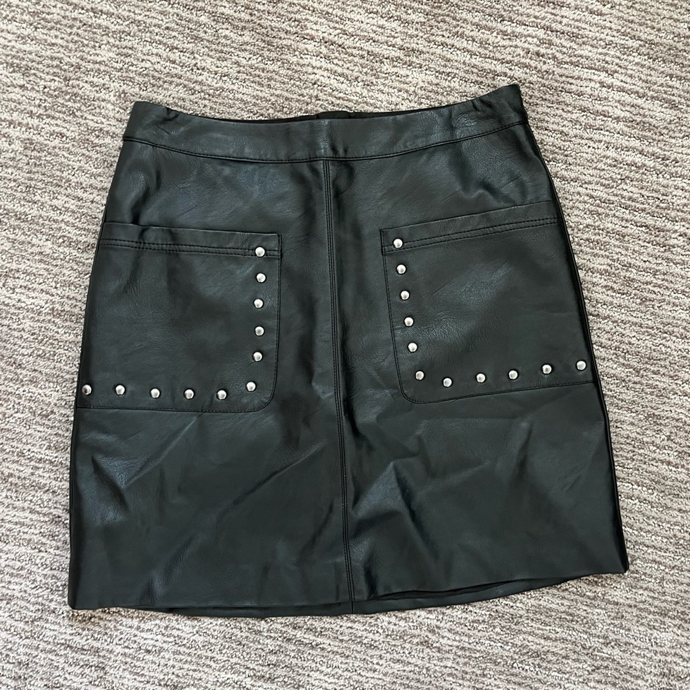 Size medium women leather skirt